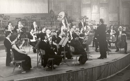 Première cello dans l'Orchestre de Chambre de Bucarest